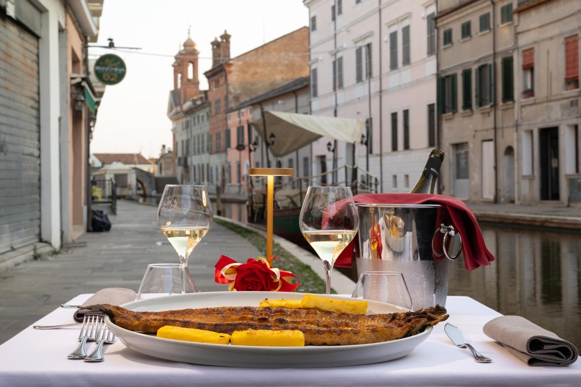 Locanda La Comacina Hotel Comacchio Exterior photo